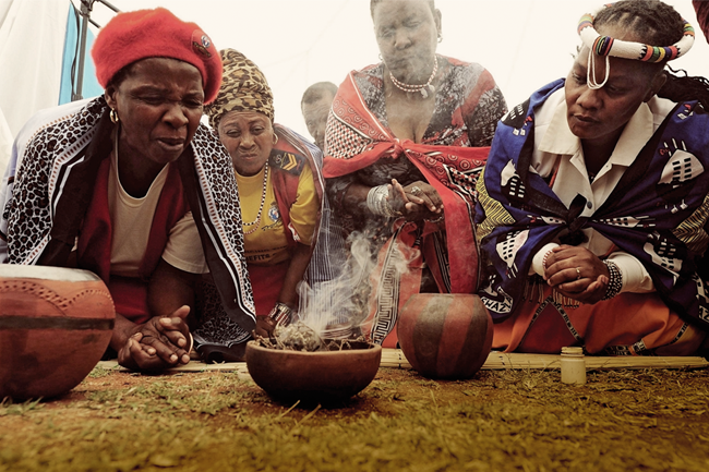 Discover attraction love spells in the USA. Learn rituals with candles, roses, and moon energy to manifest true love and attract the right partner.